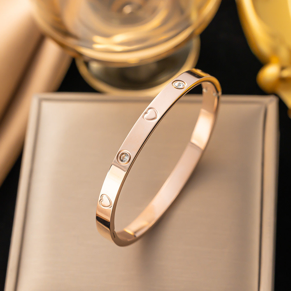 Дамска гривна Amour Éternel SS25-https://detail.1688.com/offer/790248178844.html?_t=1745579464018&spm=a2615.7691456.co_0_0_wangpu_score_0_0_0_0_0_0_0000_1.0-Thedresscode