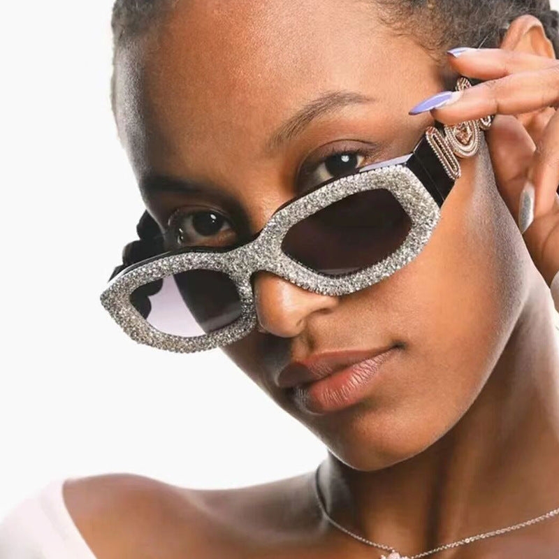 Дамски слънчеви очила Crystals SS25-https://detail.1688.com/offer/805728653543.html?_t=1745837085615&spm=a2615.7691456.co_0_0_wangpu_score_0_0_0_0_0_0_0000_1.0-Thedresscode